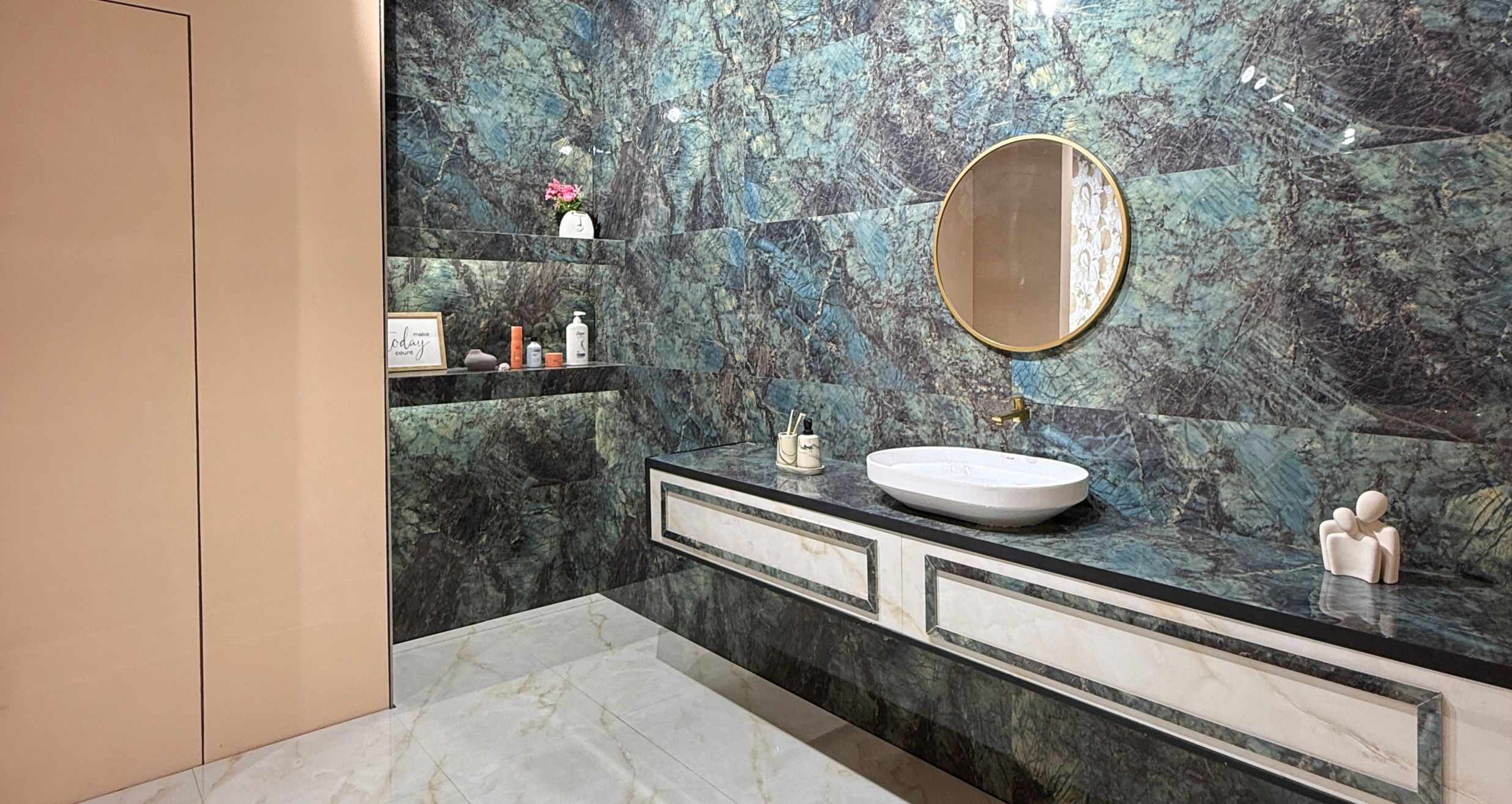 highglossy bathroom